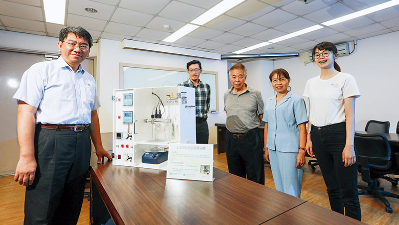 逢甲綠能中心組長朱正永（左1）與團隊秀出桌上型氣態能源製造機，這台研究沼氣、氫氣發電的設備，讓香港、泰國的大學都來台採購，做為研發教學